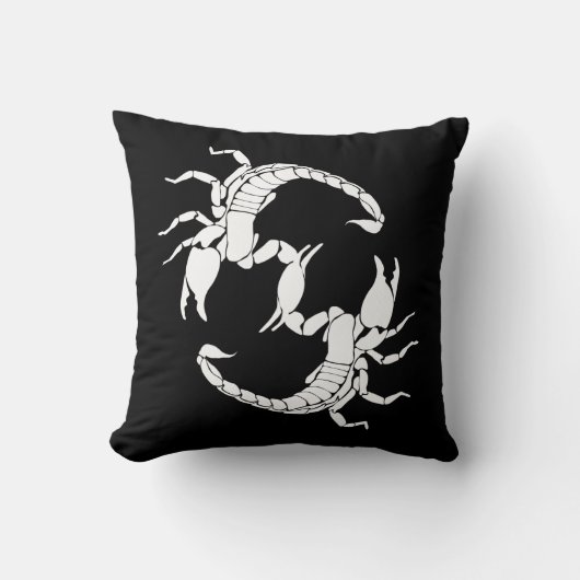 黒と白の文字S - 2つのサソリ クッション (正面)