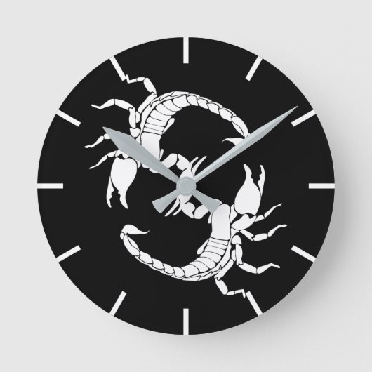 黒と白の文字S - 2つのサソリ ラウンド壁時計 (正面)