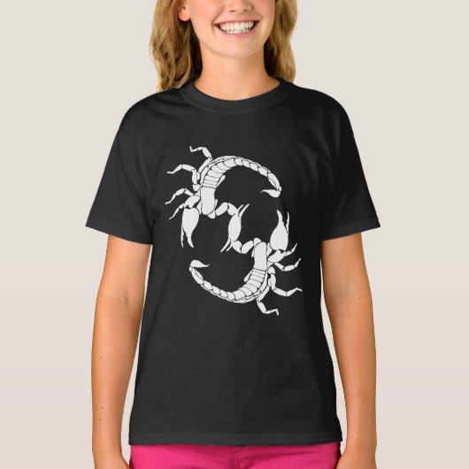 黒と白の文字S - 2つのサソリ Tシャツ (正面)