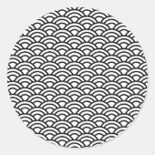 黒と白の日本の魚のスケール円の幾何学的 ラウンドシール (正面)