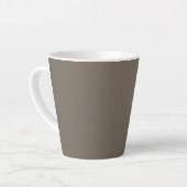 黒と白の時計が置かれた茶色の壁 カフェラテマグ (左アングル)