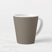 黒と白の時計が置かれた茶色の壁 カフェラテマグ (右アングル)