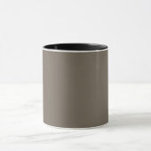 黒と白の時計が置かれた茶色の壁 マグカップ (中央)