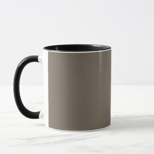 黒と白の時計が置かれた茶色の壁 マグカップ (左)