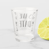 黒と白の書道結婚式の日付を保存 ショットグラス (裏面)