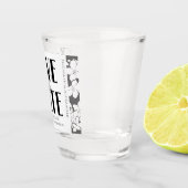 黒と白の書道結婚式の日付を保存 ショットグラス (右)