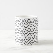 黒と白の波状ストライプ模様 コーヒーマグカップ (中央)