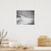 黒と白の海洗浄ビーチ16x20 ポスター (キッチン)