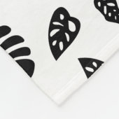 黒と白の熱帯夏離れのパターン フリースブランケット (角)