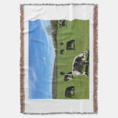 黒と白の牛がフィールド毛布のスローで放牧 スローブランケット (正面縦)