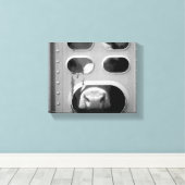 黒と白の牛が8x10を通して彼の鼻を突く キャンバスプリント (インサイチュ (ウッドフロア))