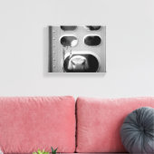 黒と白の牛が8x10を通して彼の鼻を突く キャンバスプリント (インサイチュ (リビング))