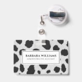 黒と白の牛の斑点は毛皮のテクスチャをパターン バッジ (裏面（伸縮クリップ）)