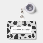 黒と白の牛の斑点は毛皮のテクスチャをパターン バッジ (正面（伸縮クリップ）)