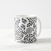 黒と白の犬の足跡とハートのペイズリー柄 コーヒーマグカップ (正面右)