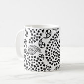 黒と白の犬の足跡とハートのペイズリー柄 コーヒーマグカップ (正面左)
