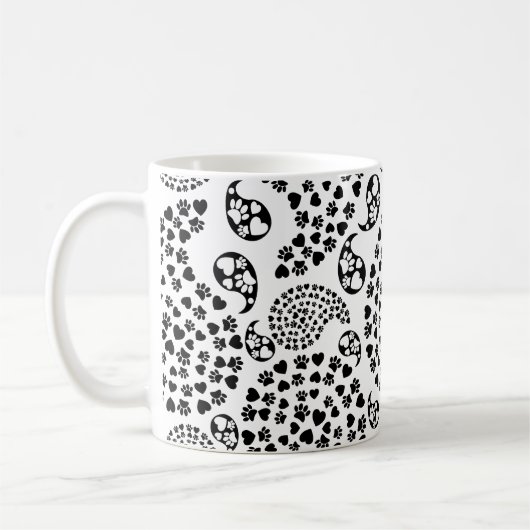 黒と白の犬の足跡とハートのペイズリー柄 コーヒーマグカップ (左)