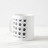 黒と白の犬の足跡パターン コーヒーマグカップ (正面左)