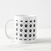 黒と白の犬の足跡パターン コーヒーマグカップ (左)