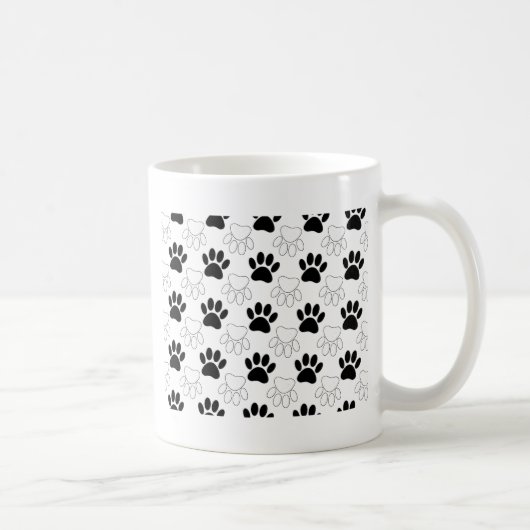 黒と白の犬の足跡パターン コーヒーマグカップ (右)