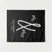 黒と白の結婚式バックドロップ Mr. & Mrs. カスタム タペストリー (正面(横))