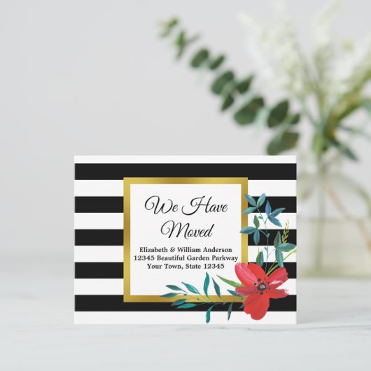 黒と白の縞模様の背景に赤い花を移動しました ポストカード (スタンド正面)