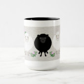 黒と白の羊のマグカップ マグカップ (中央)