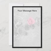 黒と白の背景のピンクのバラ (裏面)