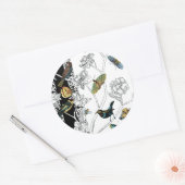黒と白の背景の鳥と蝶 ラウンドシール (封筒)