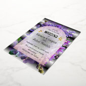 黒と白の背景を持つソフトパープルフローラ 箔招待状 (回転した状態)