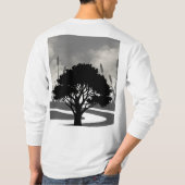黒と白の自然の木のシルエット入り組んだパターン Tシャツ (裏面)