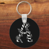 黒と白の花が絡む文字「A」 キーホルダー (正面)