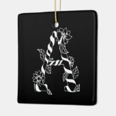 黒と白の花が絡む文字「A」 セラミックオーナメント (左)