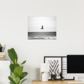 黒と白の茶色のペリ飛んでいるカンの海 ポスター (ホームオフィス)