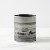 黒と白の荒れた海 マグカップ (中央)