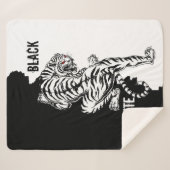 黒と白の虎の荷物タグ3つ折り財布l シェルパブランケット (正面(横))