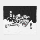 黒と白の虎の荷物タグ3つ折り財布l フリースブランケット (正面(横))