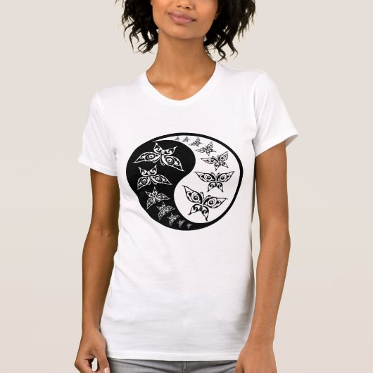 黒と白の蝶 陰陽のシンボル Tシャツ (正面)