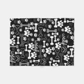 黒と白の足跡とボーン フリースブランケット (正面(横))