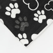 黒と白の足跡とボーン フリースブランケット (角)