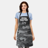 黒と白の軍の迷彩グリルマスターBBQ エプロン (着用した状態)