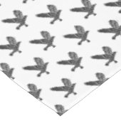 黒と白の飛べるカラス リノカット テーブルクロス (アングル)