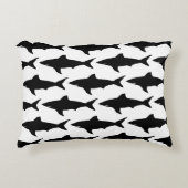 黒と白の鮫の文様がジッパーに留められている アクセントクッション (正面)