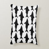 黒と白の鮫の文様がジッパーに留められている アクセントクッション (裏面(縦))