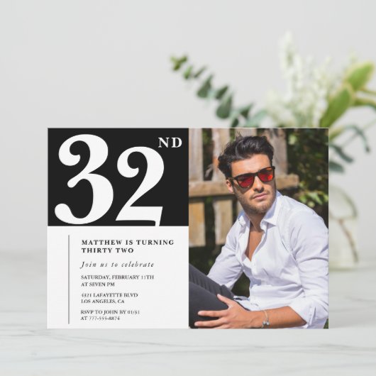 黒と白の32歳の誕生日招待状 招待状 (スタンド正面)