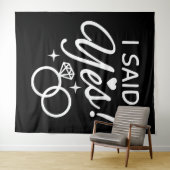 黒と白の「イエスと答えた」エンゲージメントパーティー タペストリー (インサイチュ(横))