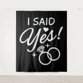 黒と白の「イエスと答えた」エンゲージメントパーティー タペストリー (正面)