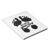 黒と白の「足元にいよう」プリント ノートパッド (アングル)