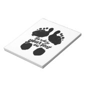 黒と白の「足元にいよう」プリント ノートパッド (回転)