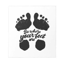 黒と白の「足元にいよう」プリント ノートパッド